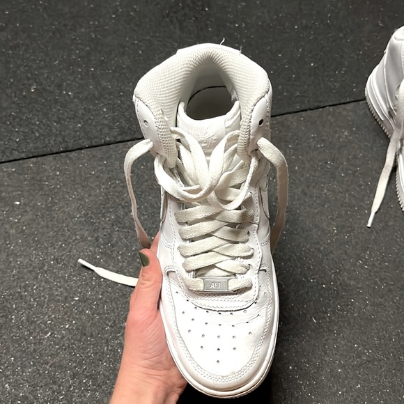 Slightly worn, white High top Nike Air Force 1 sneakers. Women’s size 6 - Picture 3 of 9